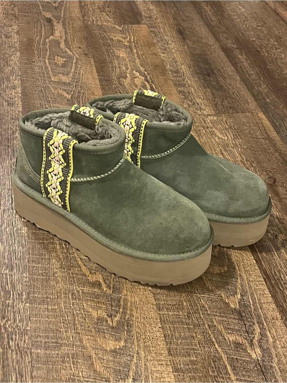 UGG Classic Ultra Mini
Platform Boot - Olive with Yellow & Pink Trim size 8 - Picture 2 of 13